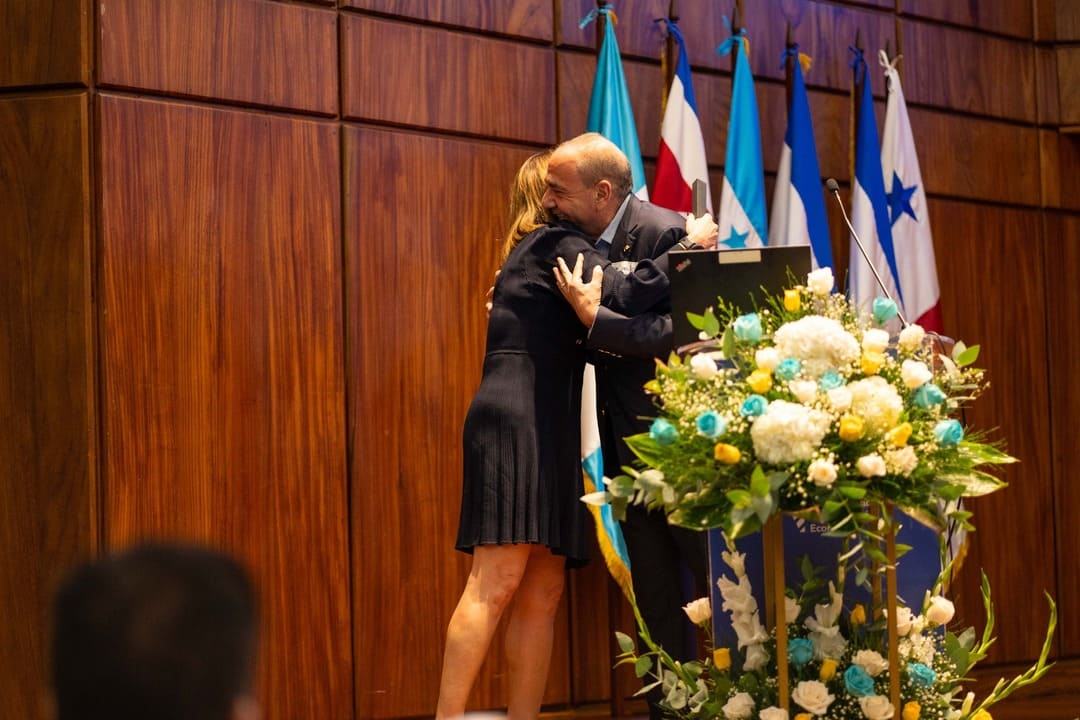 INCAE premia a Ficohsa como socio corporativo destacado en Centroamérica